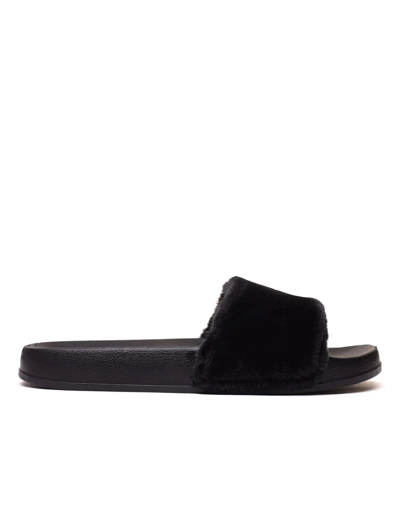 Claquettes noires à fourrure