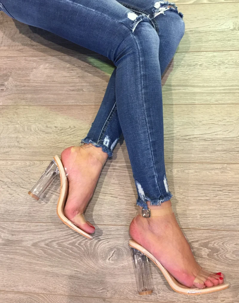Sandales nudes à talons transparents