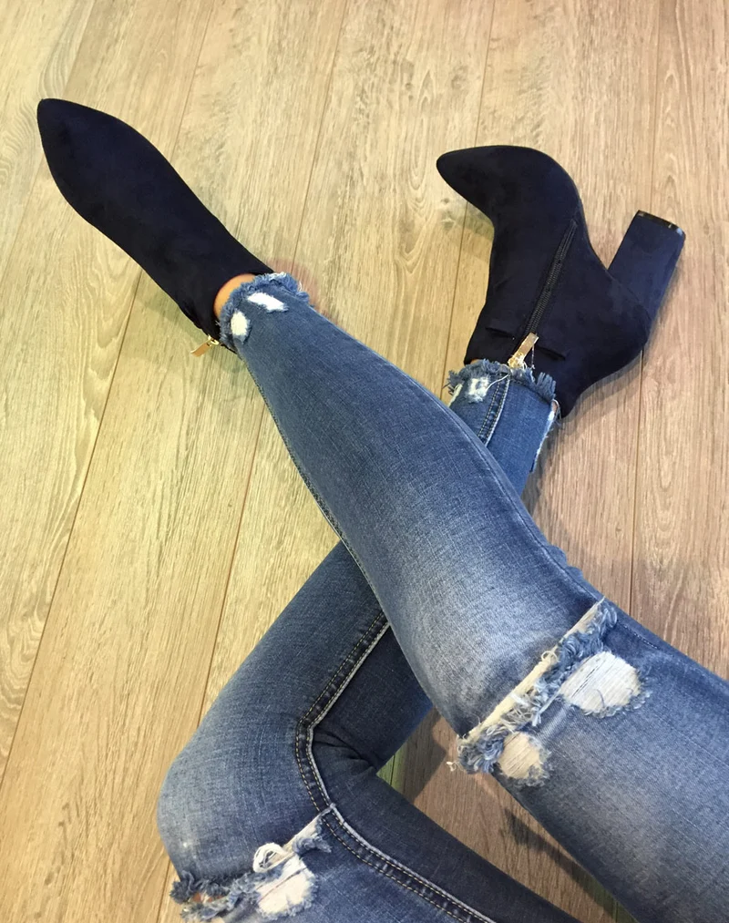Bottines en suédine bleu nuit à talons