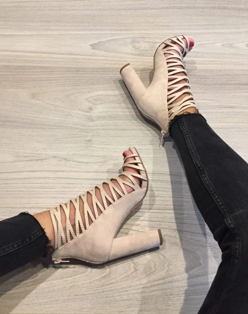 Sandales beiges à talons & multiples lanières croisées