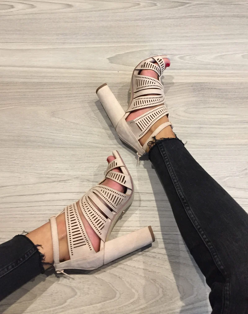 Sandales beiges à talons & détails multiples