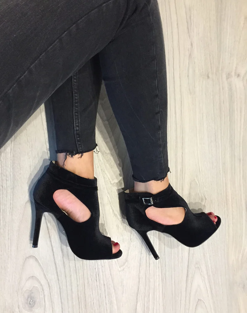 Sandales noires à talons ajourées en velours