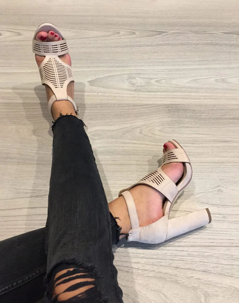 Sandales beiges en suédine à gros talons