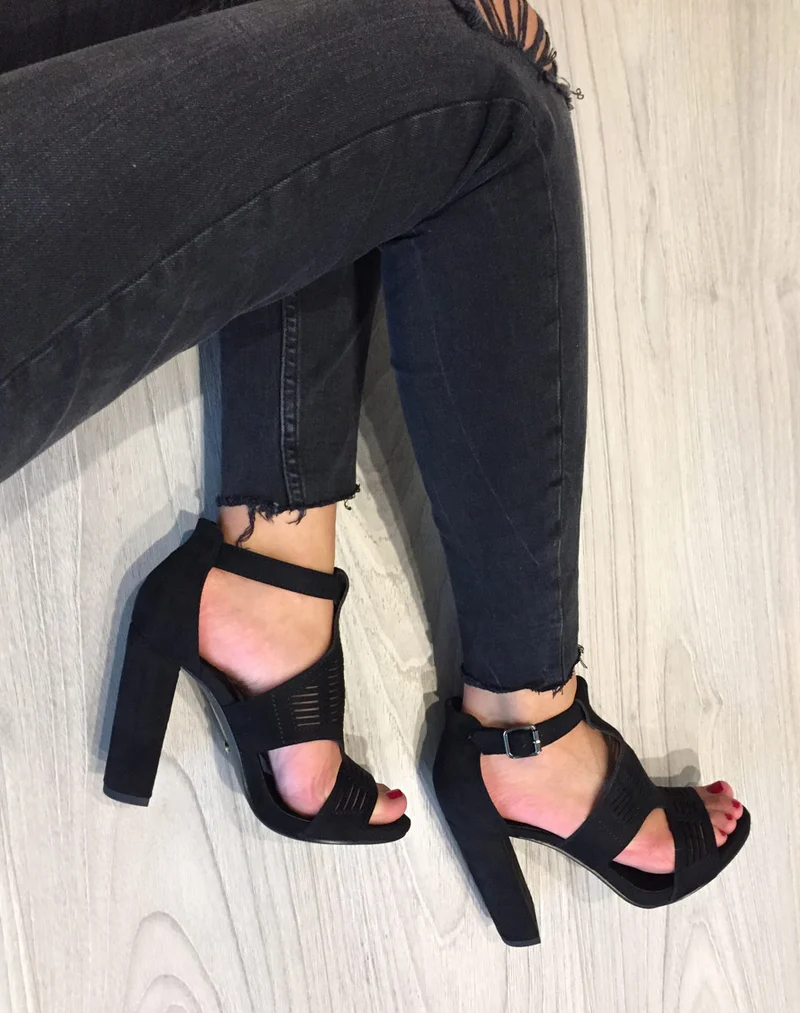 Sandales noires en suédine à gros talons