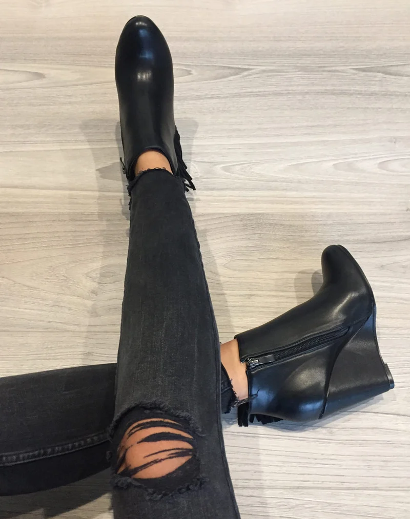 Bottines compensées noires à franges en suédine