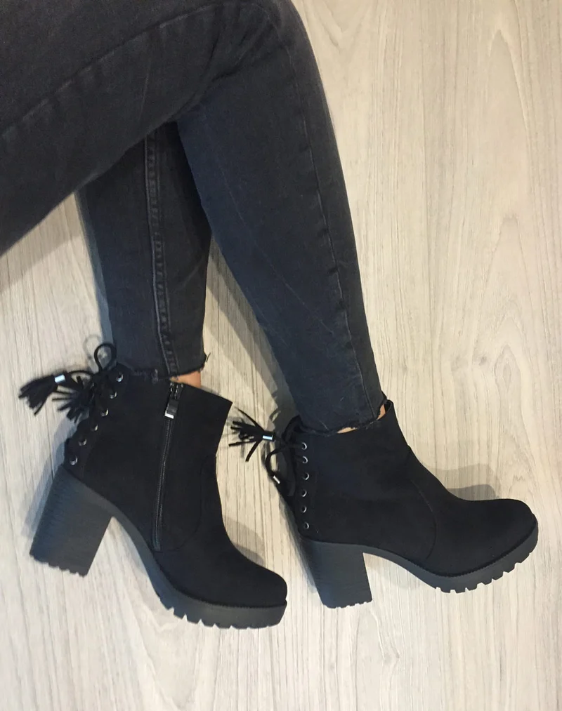 Bottines en suédine noires à semelles crantées