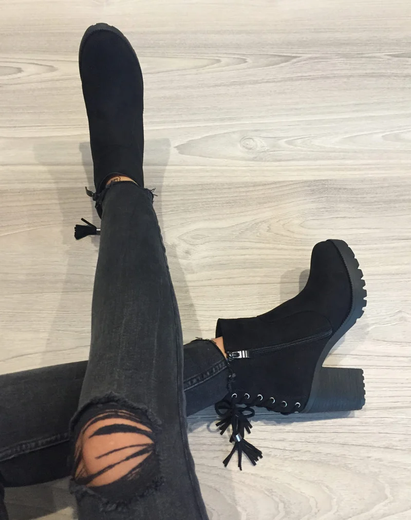 Bottines en suédine noires à semelles crantées