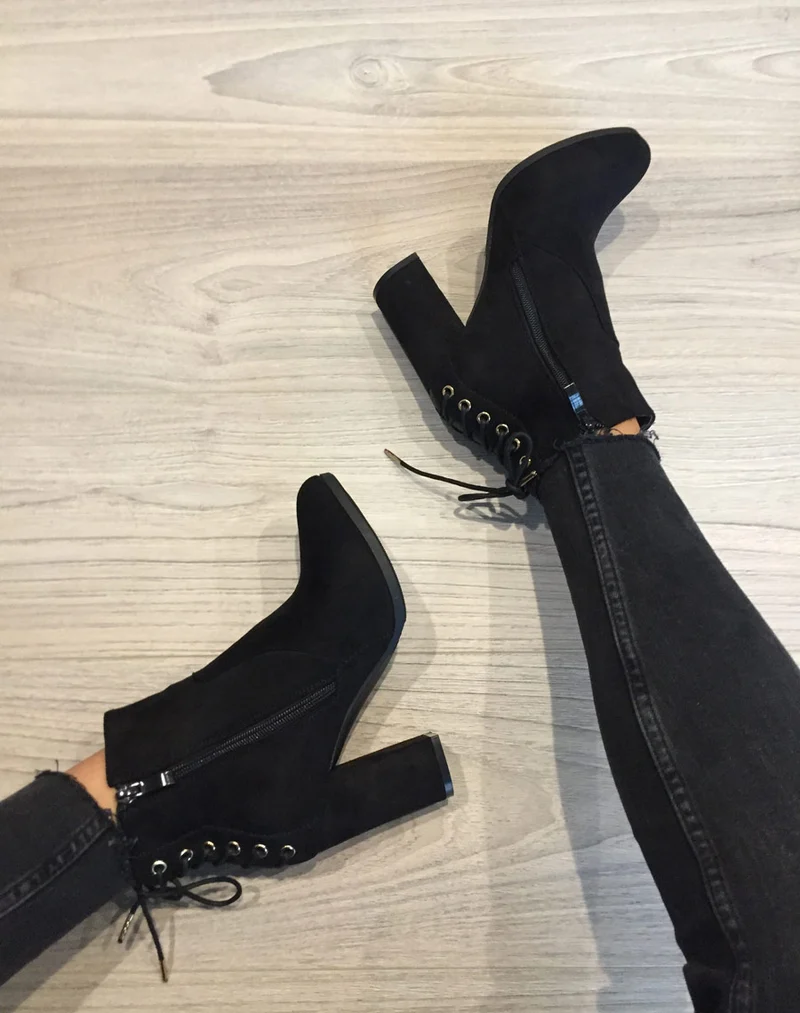 Bottines noires en suédine à lacets façon corset