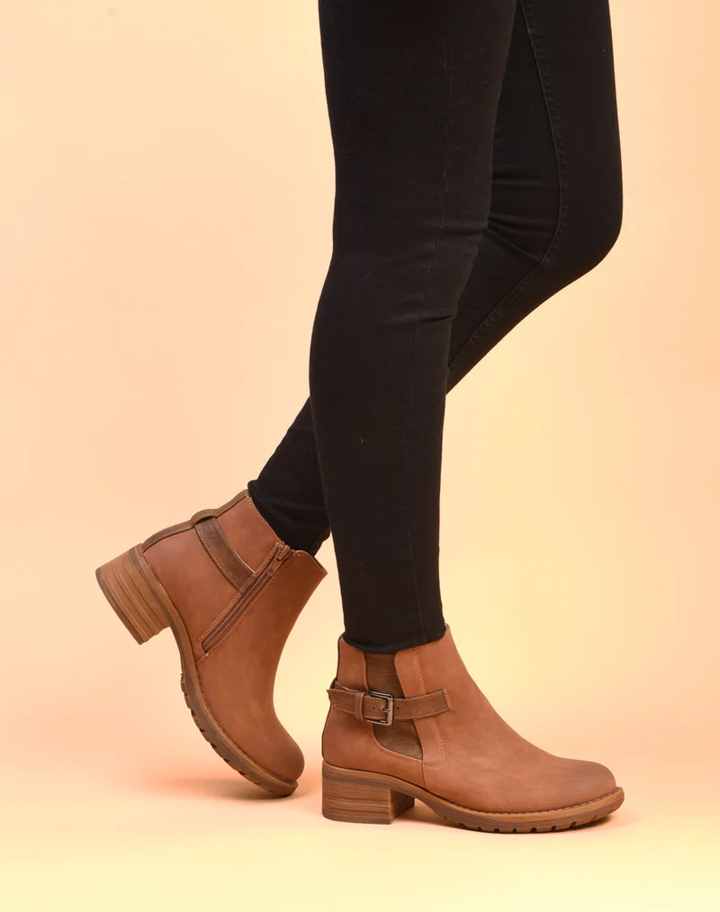Bottines camelles avec lanière à boucle et motifs