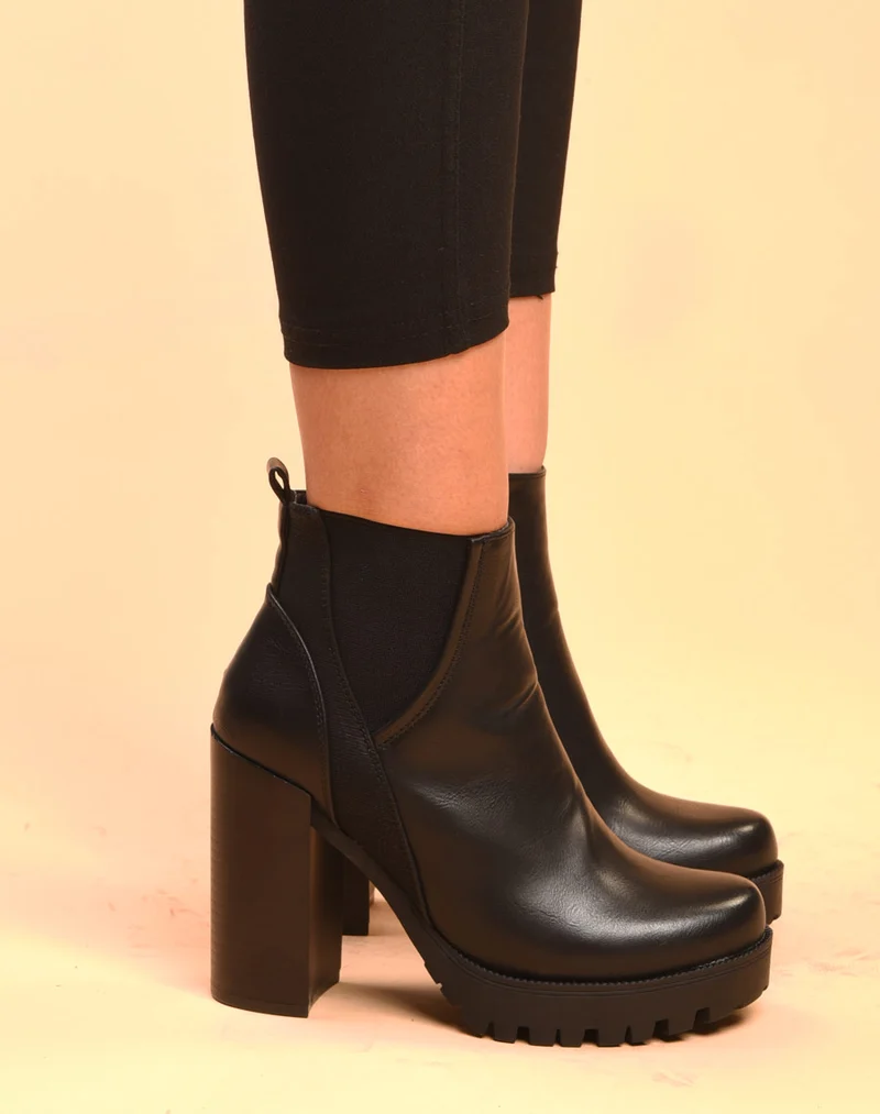 Bottines noires à talons et semelle épaisse