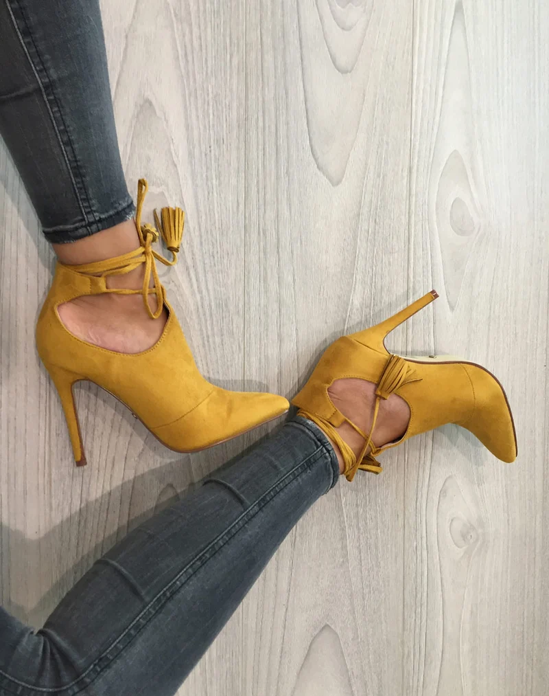 Sandales jaune moutarde à talons ajourées
