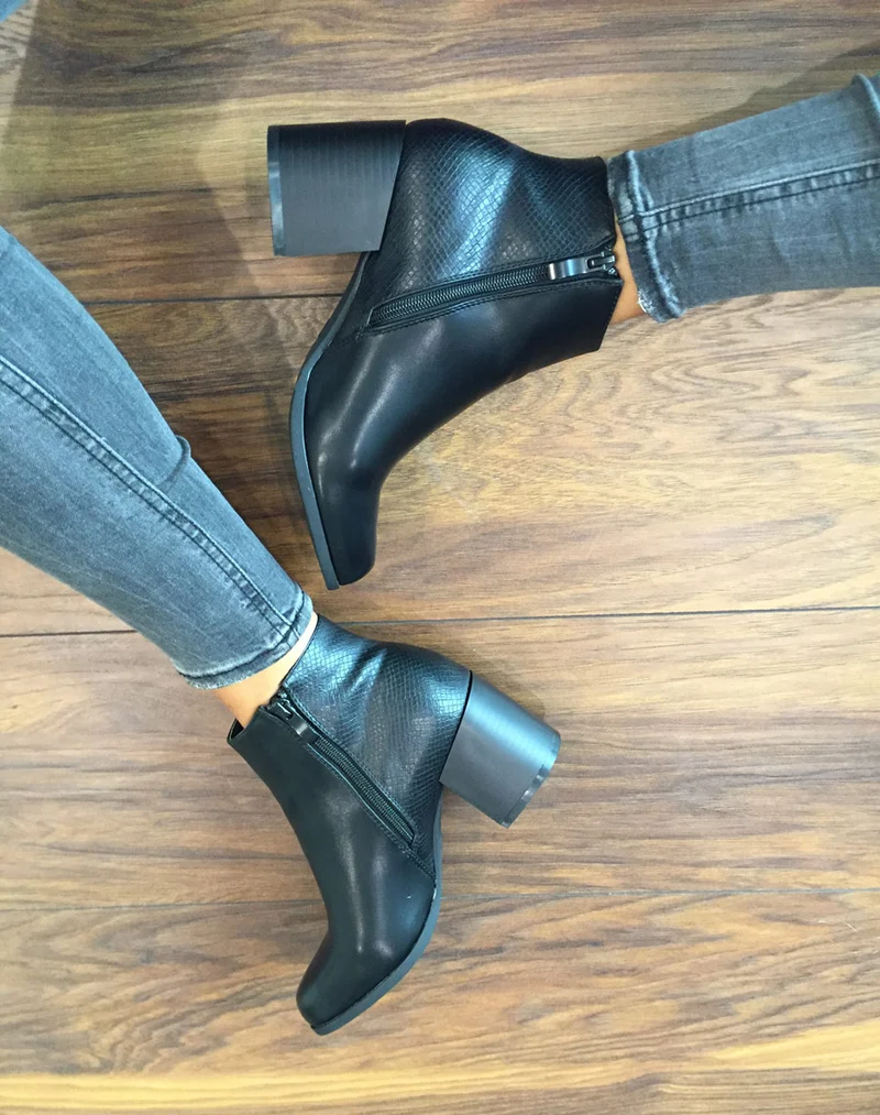 Bottines à talons noires avec fermeture & motifs python