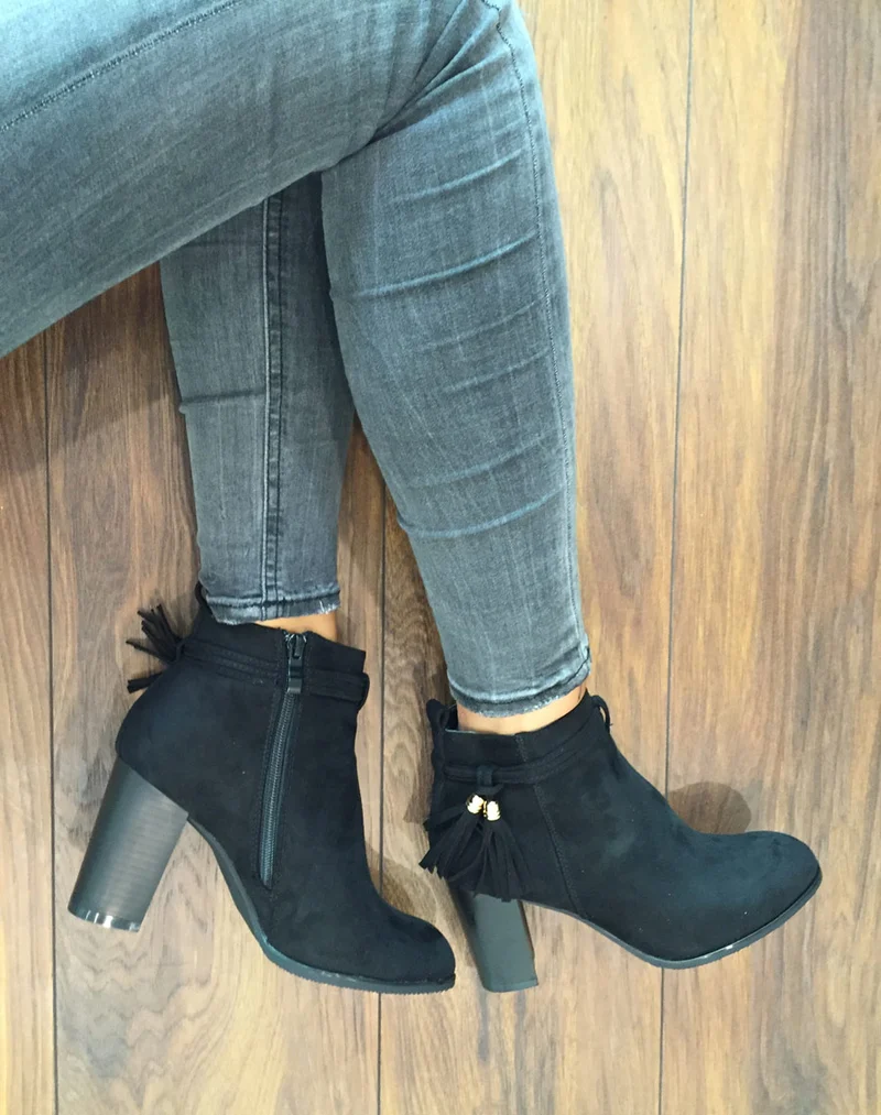 Bottines noires à talons & fines lanières
