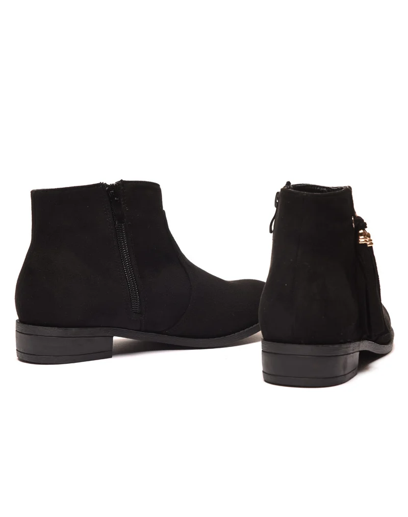 Bottines plates noires avec pompons à franges