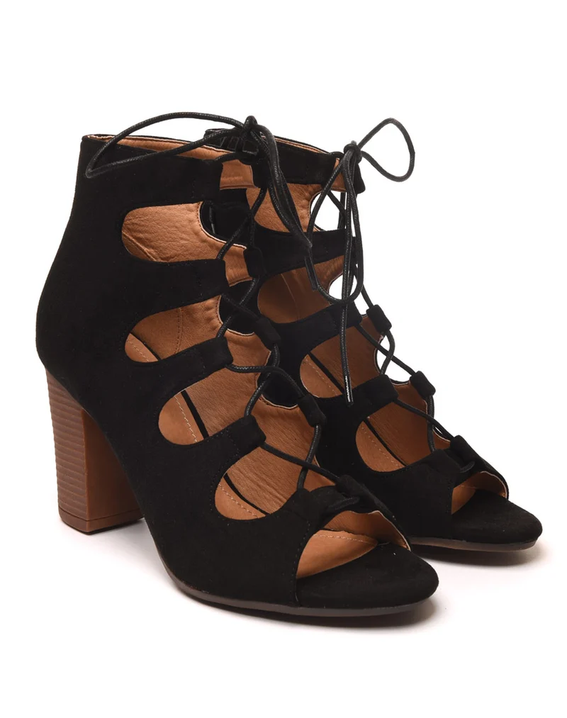 Low boots à talons noires effet suédine ouvertes et lacées