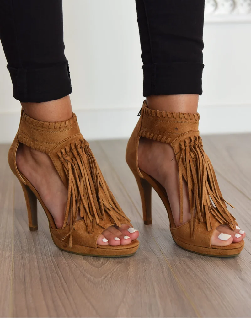 Escarpins camel ouverts à talons avec franges