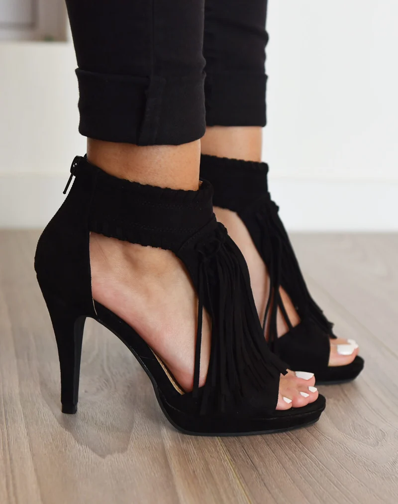 Escarpins noir ouverts à talons avec franges