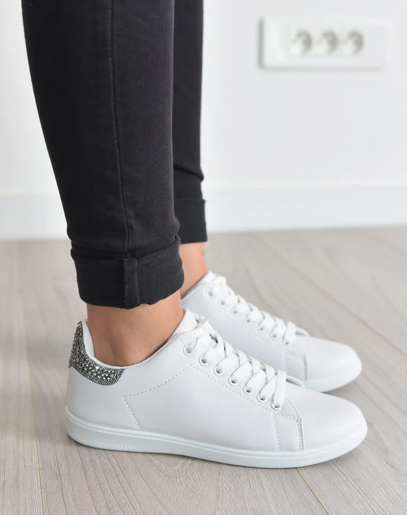 Baskets blanches avec détails strass noirs à l'arrière