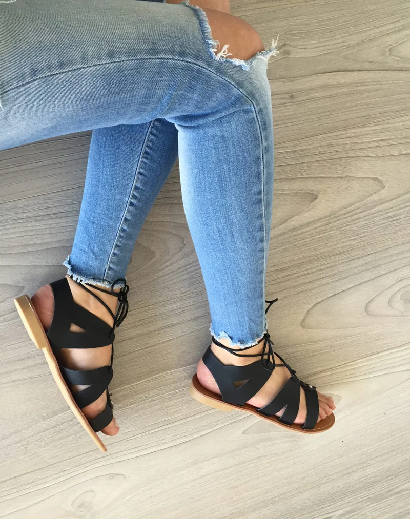 Nu-pieds noir à lacet