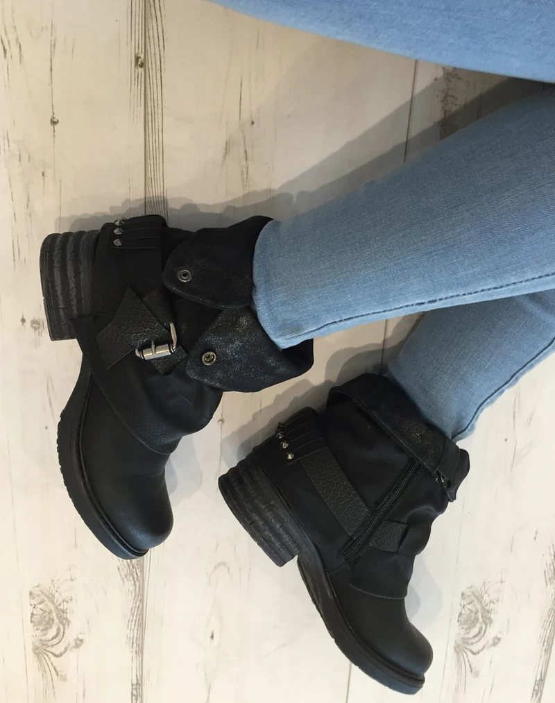 Bottine noire avec doublure perforé