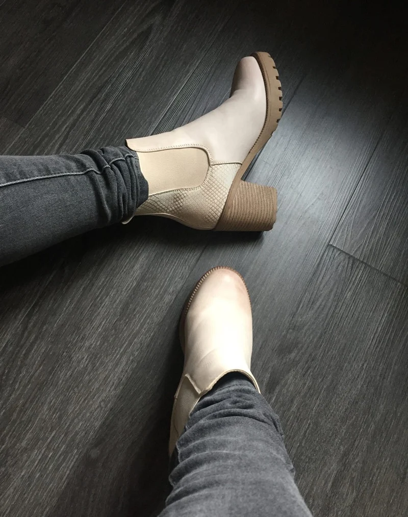 Magnifiques Chelsea boots beige effet patiné à l'avant