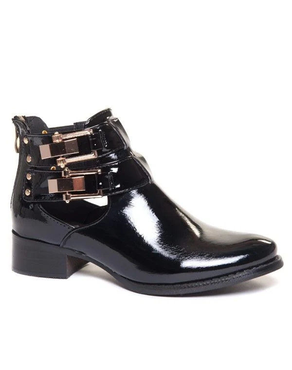 Bottine ajourée vernis noire ajourée avec boucles et clous