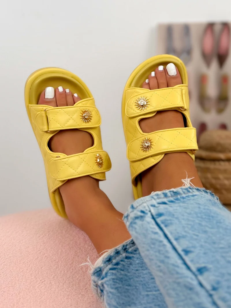 Mule femme jaune tendance matelassée à scratch avec détails soleil doré