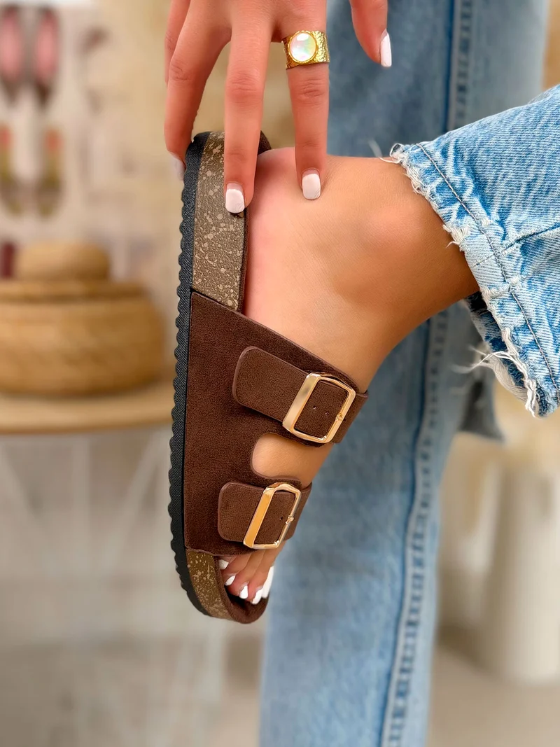 Mules femme marron tendance en suédine avec boucles dorées et semelle liège