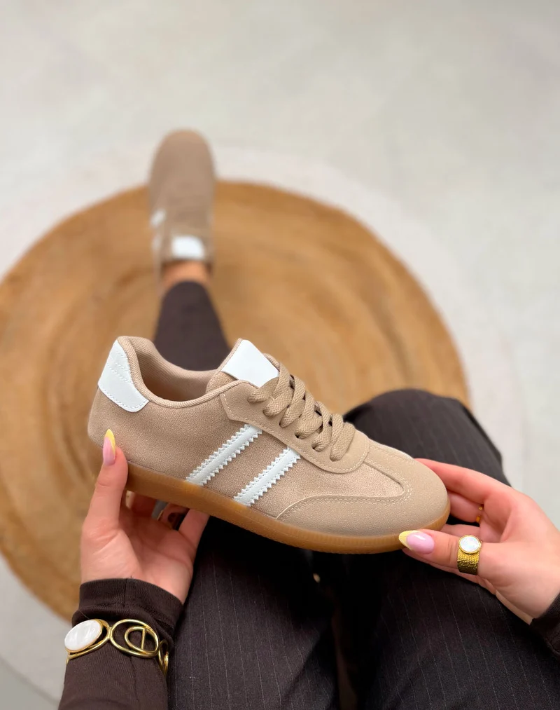 Basket femme beige élégante en suédine avec bandes blanches et semelle plate