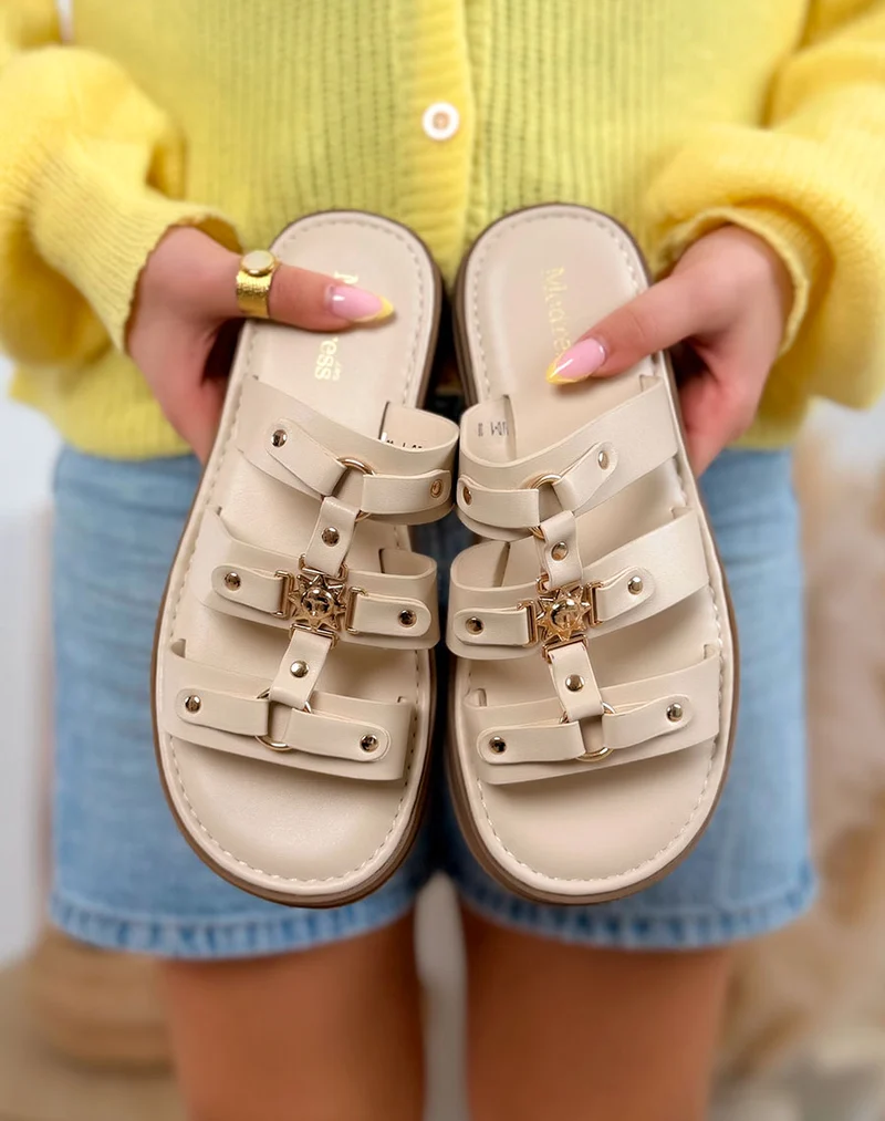 Mules femme beige élégante à triple lanière avec bijoux dorés et semelle crantée