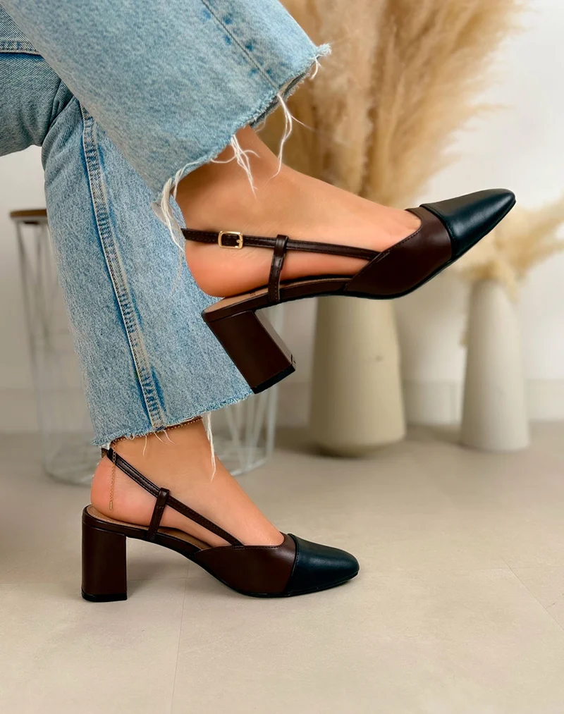 Escarpins femme marron élégants à bout noir et talon carré moyen