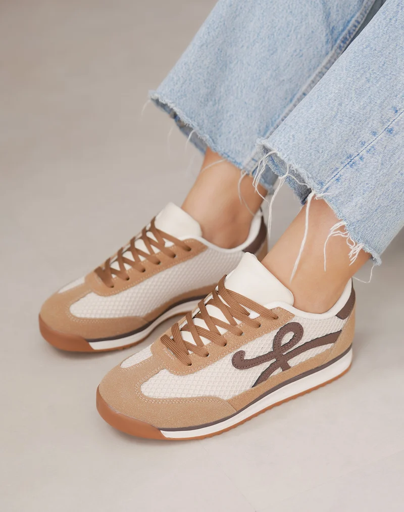 Basket femme marron clair tendance à empiècements tissés beige et détails marron foncé