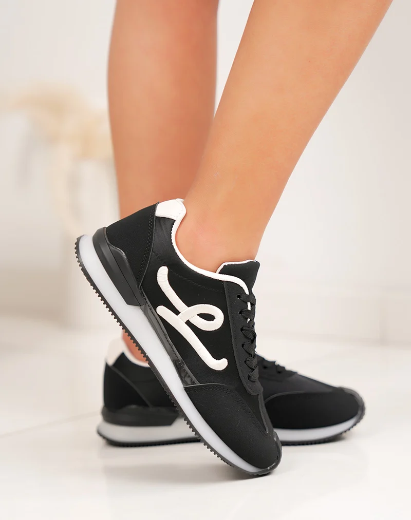Basket femme noire tendance avec lettre "L" blanche tissée