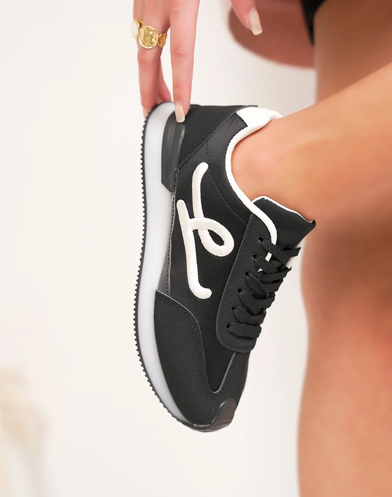 Basket femme noire tendance avec lettre "L" blanche tissée