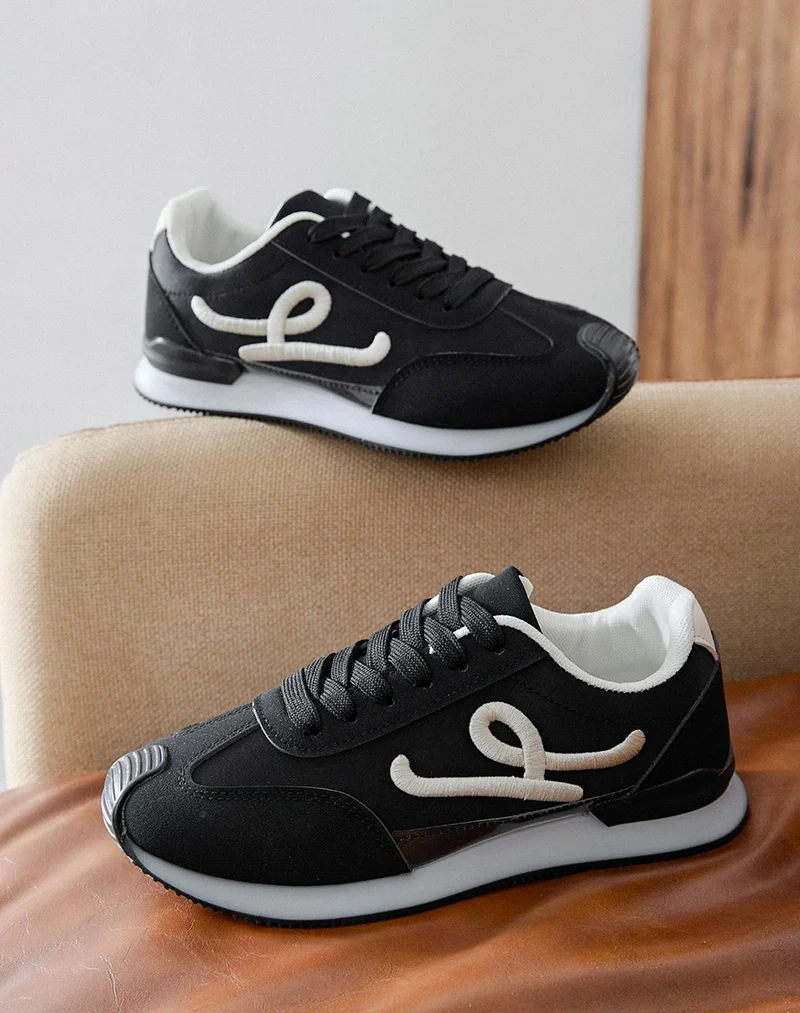 Basket femme noire tendance avec lettre "L" blanche tissée