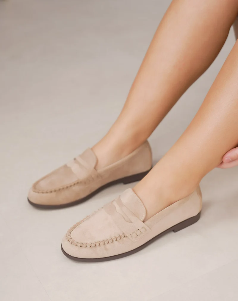 Mocassins femme en suédine beige plats avec couture tressée