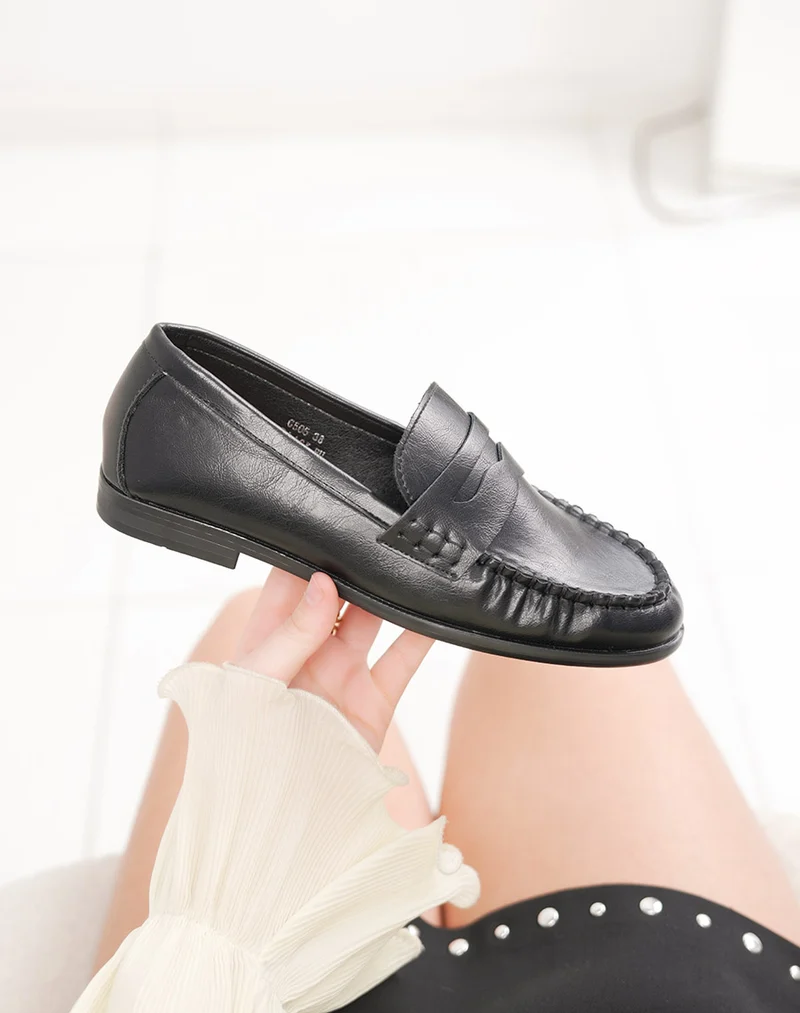 Mocassins femme noirs effet vieilli plats avec couture tressée