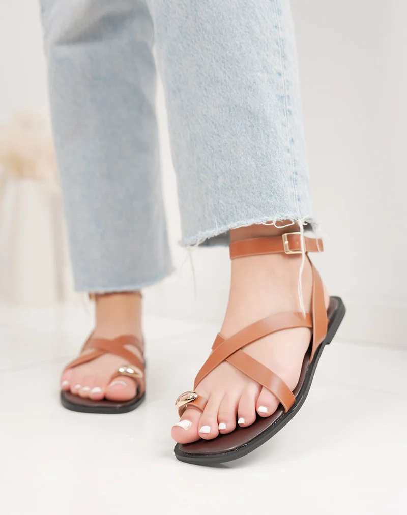 Nu-pieds femme marron élégants à entre-doigt avec bijou doré et boucle ajustable