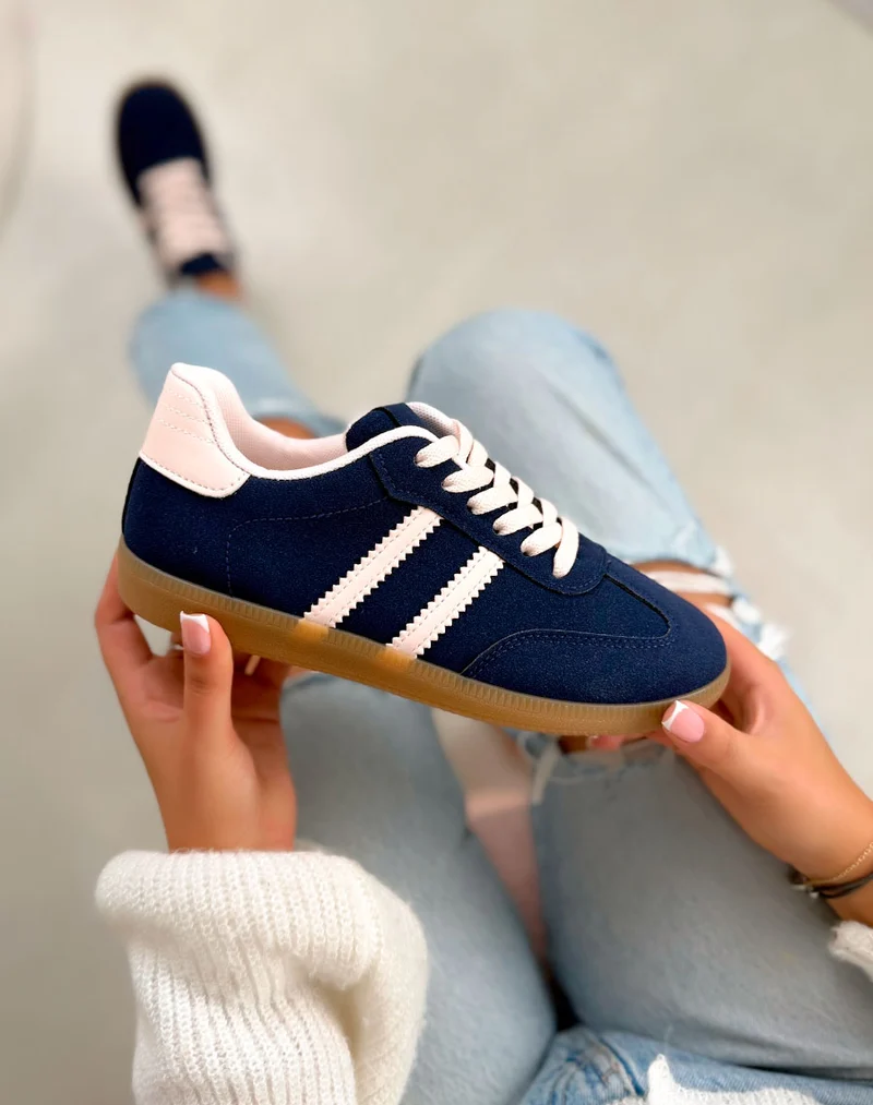 Basket femme bleu marine tendance en suédine à bandes roses