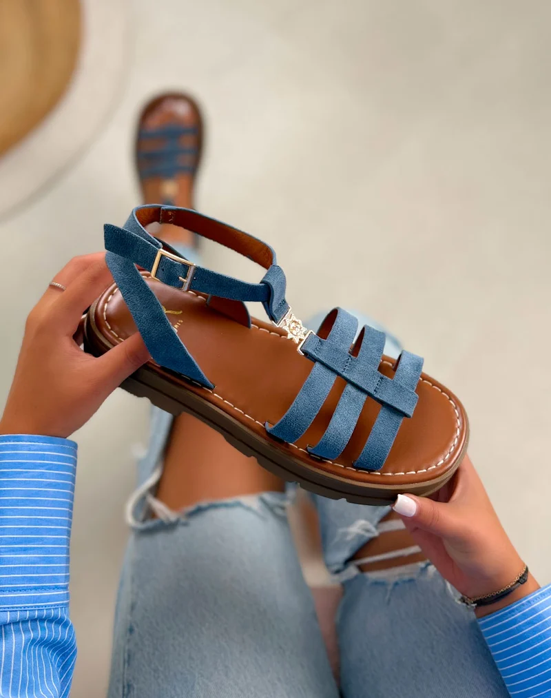 Sandales femme bleues tendance en suédine avec semelle crantée et bijou soleil doré