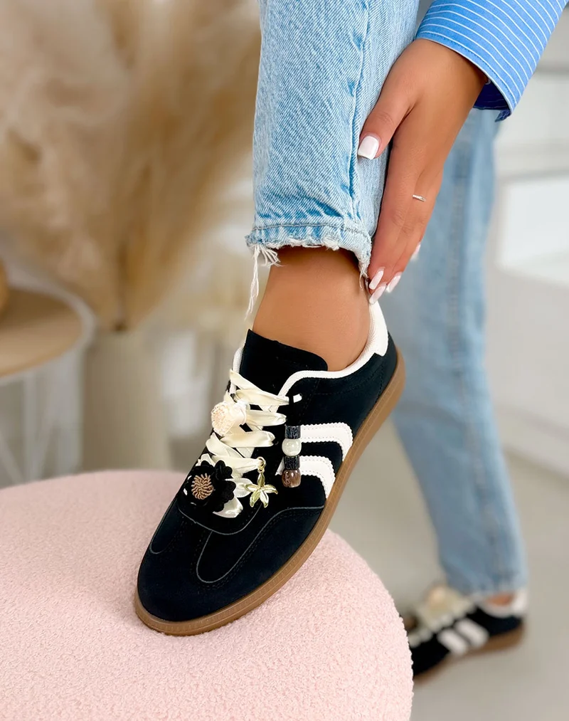Basket femme noire tendance en suédine avec bandes blanches et bijoux fleurs dorés