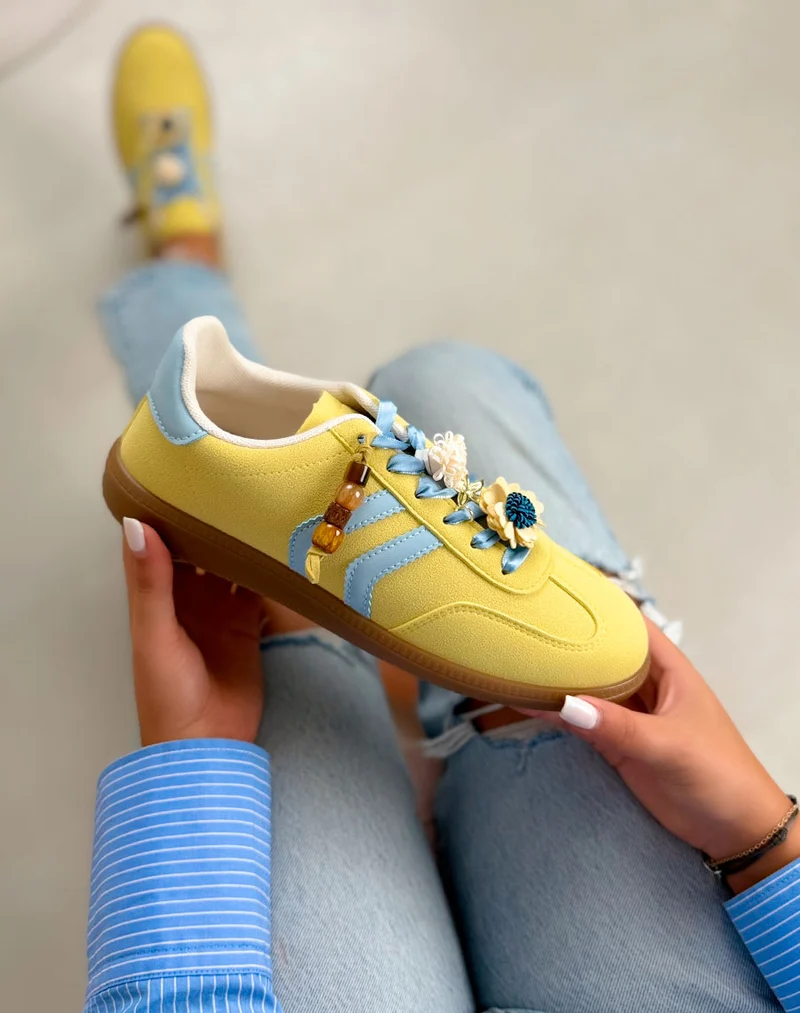 Basket femme jaune pastel tendance en suédine avec bandes bleues et bijoux fleurs