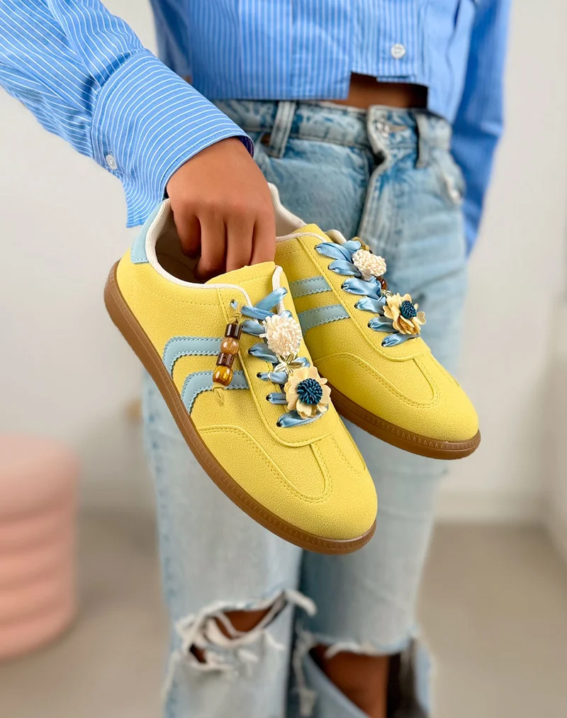 Basket femme jaune pastel tendance en suédine avec bandes bleues et bijoux fleurs