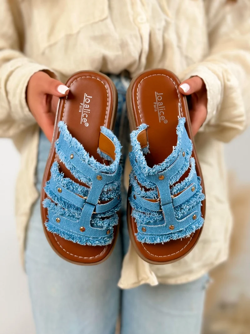 Mule femme bleue tendance en jean effiloché clouté doré avec semelle crantée