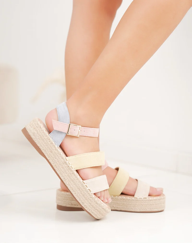 Sandale femme multicolore tendance à plateforme en osier et brides pastel