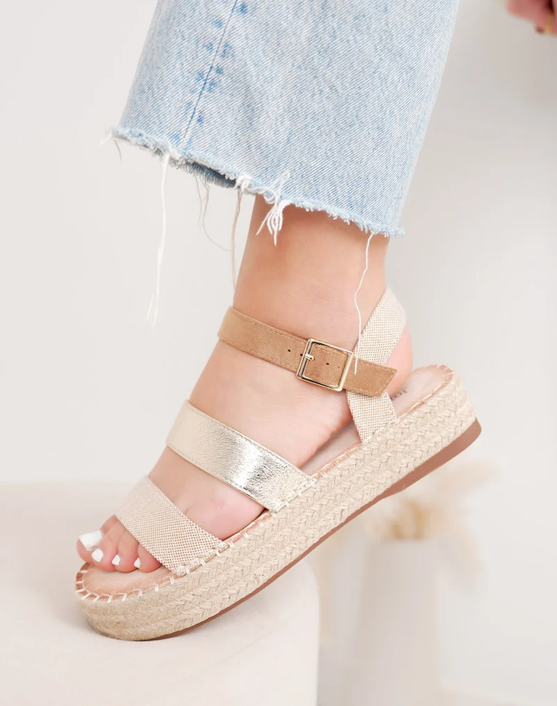 Sandale femme beige élégante à plateforme en osier et détail doré