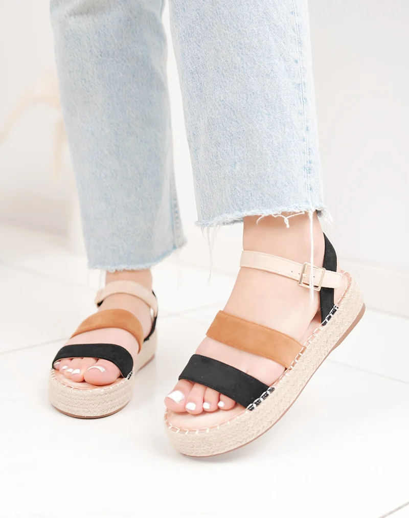 Sandale femme noire tendance à plateforme en osier et brides tricolores