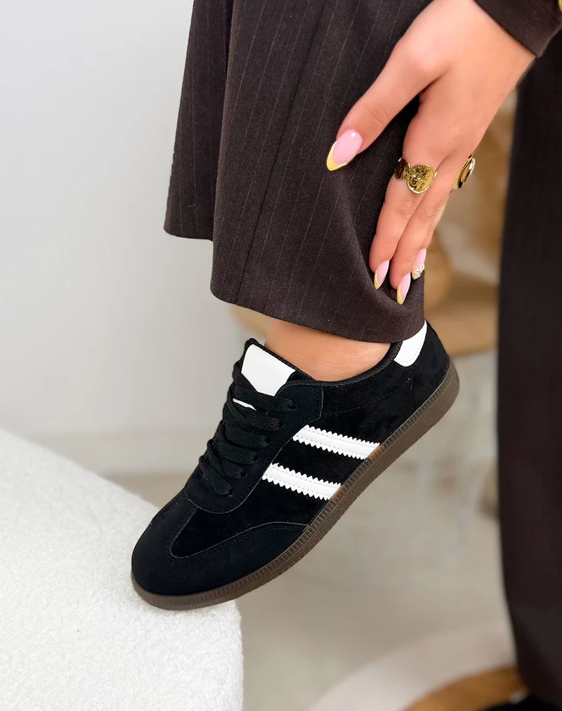 Basket femme noire tendance en suédine avec bandes blanches et semelle plate