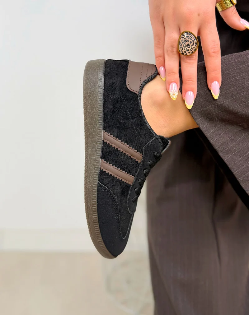 Basket femme noire élégante en suédine avec bandes marron et semelle plate