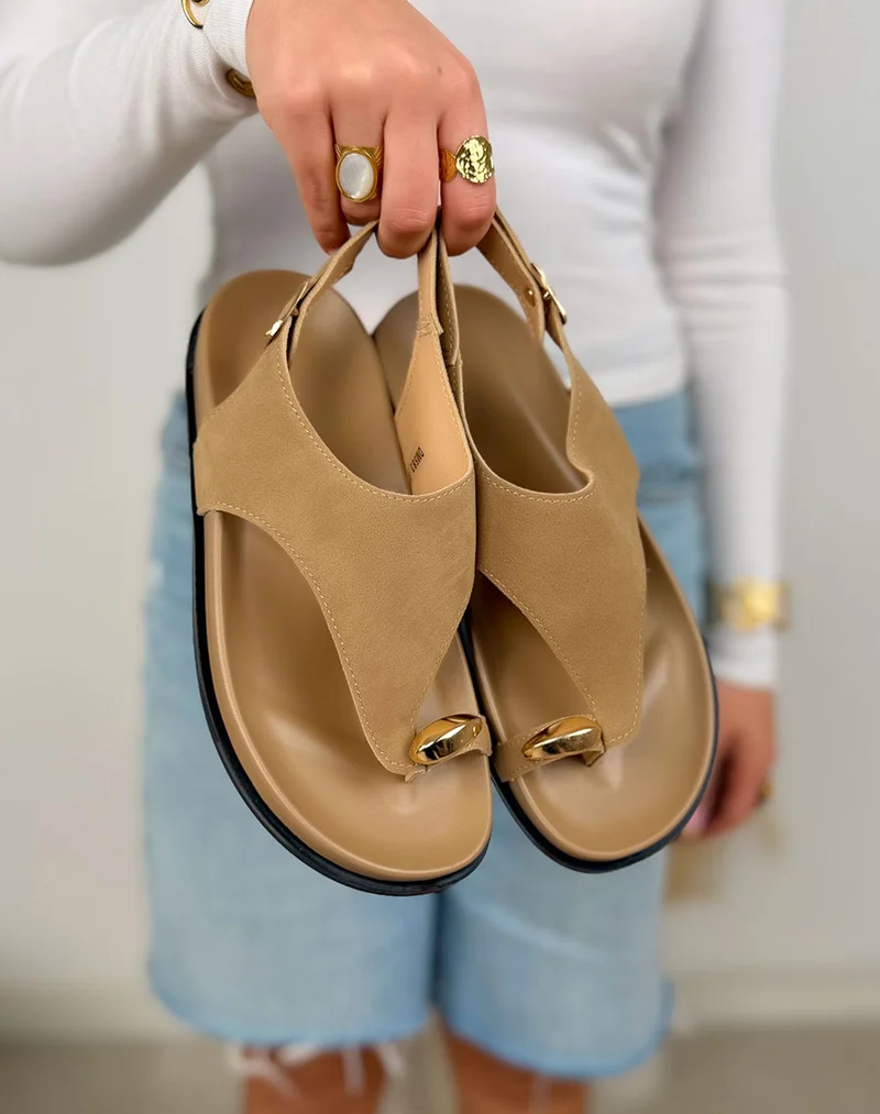 Nu-pieds femme taupe élégants en suédine avec bijou doré et semelle plate